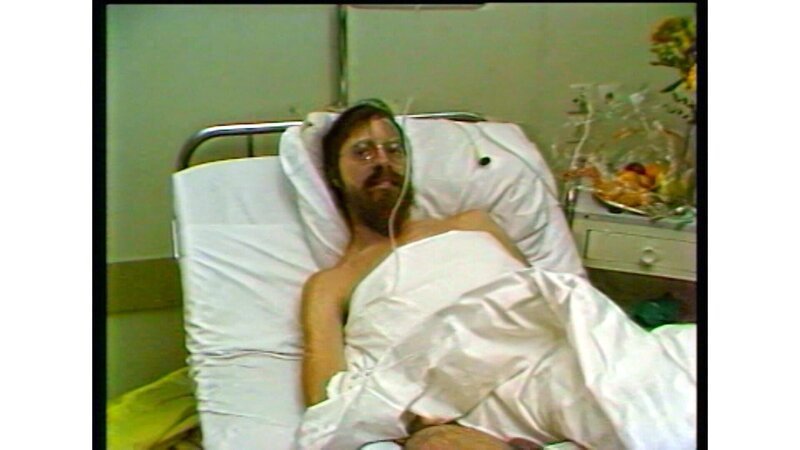 1985 überlebte Kenneth Thomas Cichowicz drei Wochen verletzt am Dachstein. – Bild: ORF/​ORF III