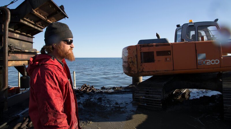 Jason Higa on the AU Grabber. – Bild: Thomas Peyton /​ Discovery Channel