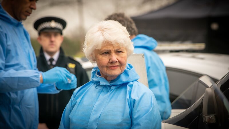 Untersucht einen ungewöhnlichen Mord mit einem japanischen Kendo-Schwert: Rechtsmedizinerin Fleur Perkins (Annette Badland). – Bild: Mark Bourdillon /​ ZDF