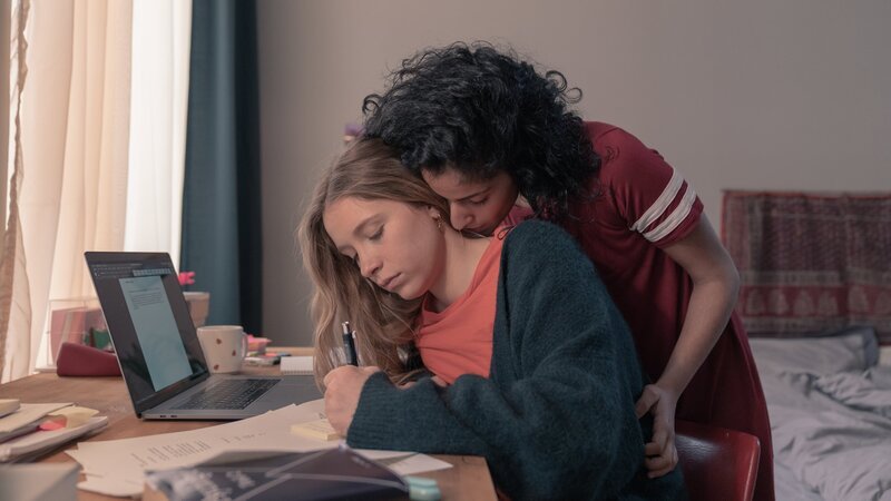 Während Franzi (Lena Klenke, l.) fleißig für ihre erste richtige Uniprüfung lernt, will die verkaterte Hanna (Banafshe Hourmazdi, r.) viel lieber entspannt in den Tag starten. – Bild: ZDF/​Marcus Glahn