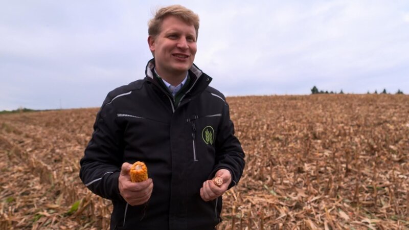 Mauritz Grundherr bewirtschaftet riesige Anbauflächen und muss für eine ertragreiche Ernte nicht nur dem Wetter, sondern auch Schädlingen trotzen. – Bild: RTL /​ solisTV