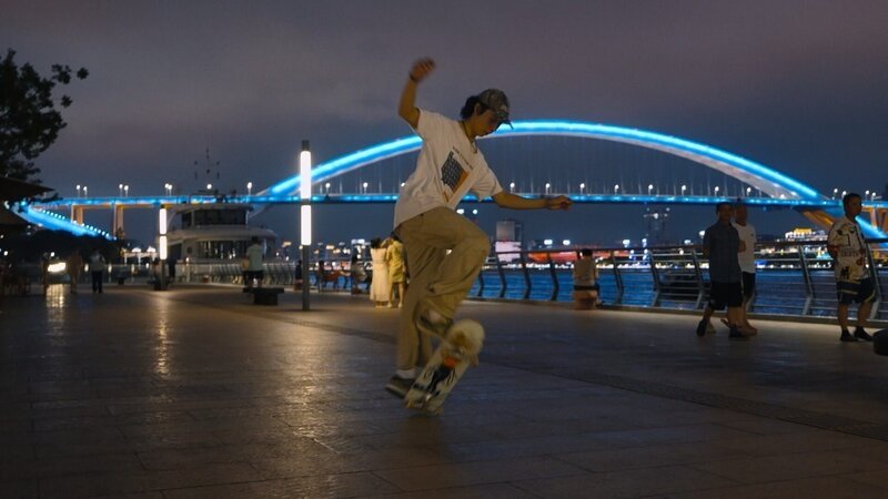 Wang Di (30) fährt leidenschaftlich gern Skateboard, hat ein eigenes Skater-Klamotten-Label und eine kleine Bar. – Bild: ZDF und ZDF Peking