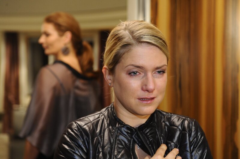 Da Natascha (Franziska Matthus, l.) Anna (Jeanette Biedermann, r.) macht, ist von ihr keine finanzielle Unterstützung für zauberhaft zu erwarten. – Bild: SAT.1 /​ Oliver Ziebe