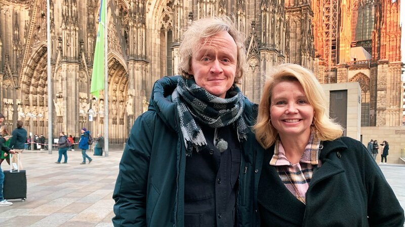 Diese Kurzstrecke markiert die erste Begegnung von Annette Frier und Pierre M. Krause, an die sich beide Beteiligten noch erinnern können. Zwischen Sexszenen und Porsche-Ärschen ist dies wohl eine der erotischsten Folgen. Aber was soll man auch erwarten, wenn die Sprecherin der Lach- und Sachgeschichten von der Sendung mit der Maus auf Brauhaus-Tour ist? – Bild: SWR/​dibido