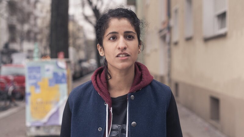 Hanna (Banafshe Hourmazdi) steht kurz vor ihrem Auszug aus der WG, zurück zu den Eltern nach Bielefeld. So richtig weiß sie noch nicht, wie sie das Ganze findet. – Bild: ZDF und Marcus Glahn