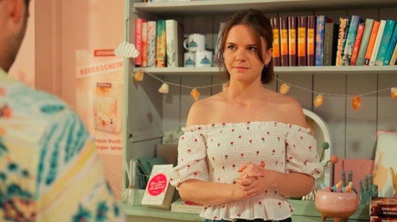 Jess (Juana Nagel r.) und Daniel (Daniel Fritz) erleben einen bewegenden Moment beim Ultraschall, als sie die Herztöne des Babys hören. – Bild: NDR