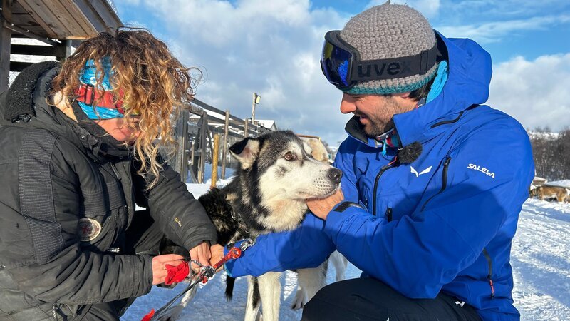 Statt bayerischer Skipiste gibts norwegische Hundeschlitten für Fabian. – Bild: Anna-Maria Klüber /​ Constantin Entertainment, BR