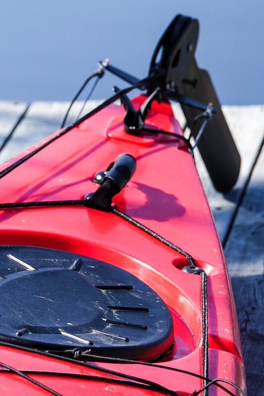 A red kayak on a wooden jetty /​ bridge deck. – Bild: Discovery Communications/​Björn Forenius
