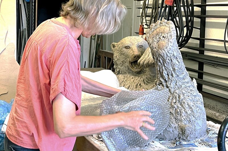 Das Markenzeichen der Ettlinger Bildhauerin Irmela Maier sind lebensgroße Tierskulpturen aus Recyclingmaterial. Den Eisbär aus Ton hat sier für ein Artenschutzprojekt des Karlsruher Zoos gefertigt. – Bild: SWR
