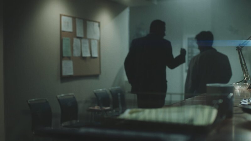 Detective Dennis Proctor (l.); Dr. Ira Bernstein (r.) – Bild: Warner Bros. Entertainment Inc. and Wolf Reality, LLC.