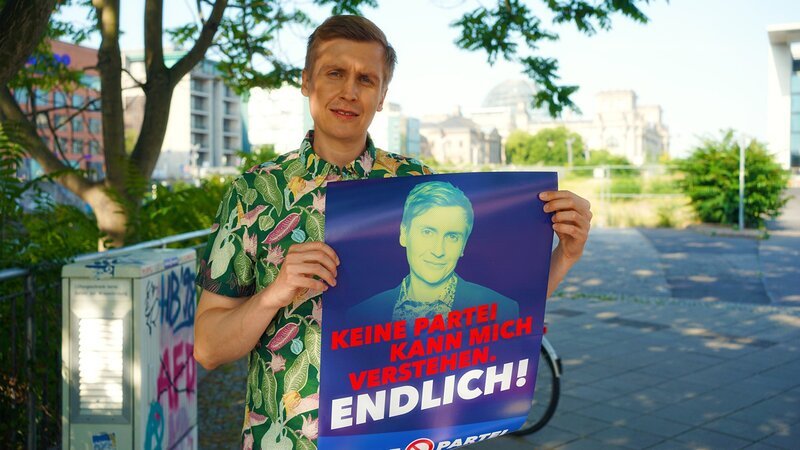 War wohl nix – der Ansturm blieb aus: Weil 50 Prozent der Wahlberechtigten „keiner Partei“ zutrauen, die Probleme in Deutschland zu lösen, rechnete Till Reiners mit massenhaften Eintritten in seine fiktive Partei. – Bild: ZDF und Frederic Bogel./​Frederic Bogel