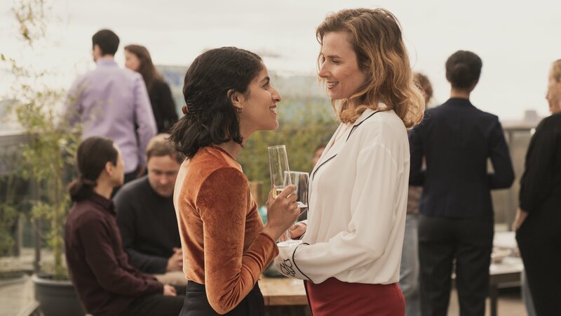 Josephine Brenner (Karin Hanczewski, r.) veranstaltet eine Firmenfeier auf ihrer Dachterrasse. Hanna (Banafshe Hourmazdi, l.) ist beeindruckt von der Verlagschefin. – Bild: ZDF und Marcus Glahn