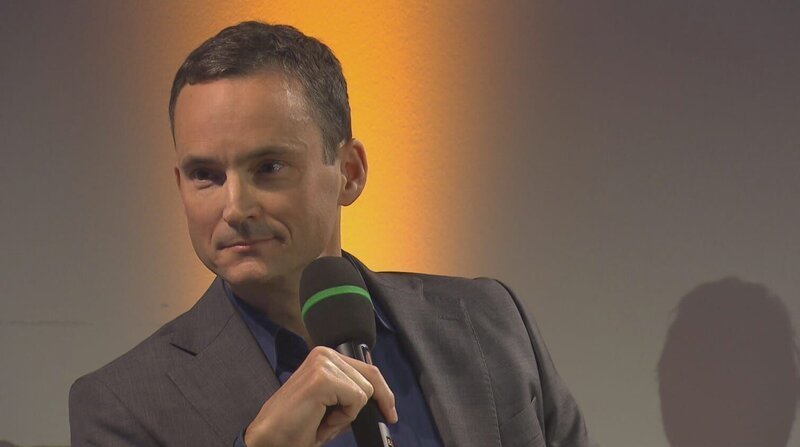 Moderator Tilman Seiler. – Bild: BR
