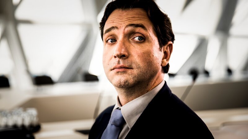 Anton Zinn (Marc Limpach) merkt, dass er im Mordfall verdächtigt wird. – Bild: ZDF und Sofie Silberman