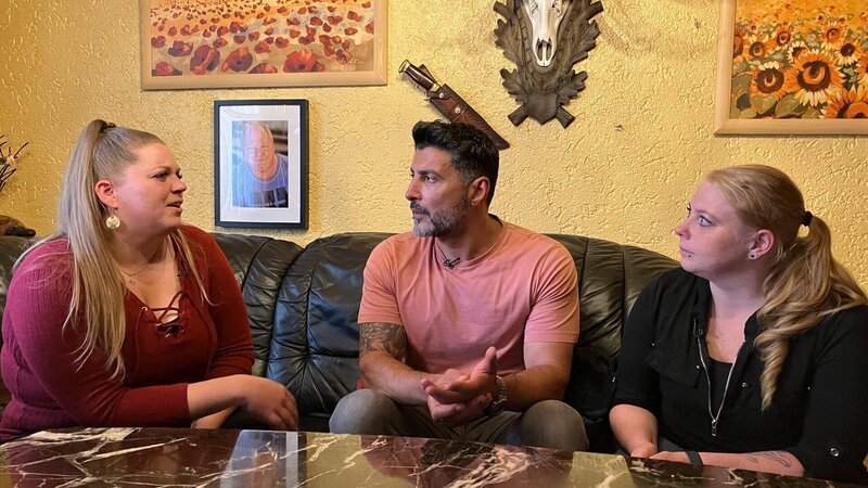 Sükrü im Gespräch mit Marina (li.) und Ramona – Bild: RTLZWEI