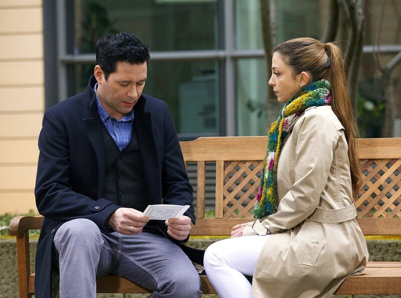 Dr. Philipp Brentano (Thomas Koch) erfährt von seiner Frau Schwester Arzu (Arzu Bazman), dass sie schwanger ist. Er freut sich riesig darüber und auf ein zweites Kind. Arzu kann diese Freude nicht teilen. Sie quält noch immer ihr schlechtes Gewissen und der Gedanke, dass auch Dr. Niklas Ahrend der Vater des Kindes sein könnte, wovon Philipp jedoch nichts weiß. – Bild: MDR/​Wernicke