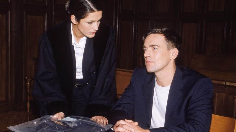 Der Kriminalbeamte Bonhoff (Wolfgang Krewe) wird vor Gericht von Staatsanwältin Sturm (Mariella Ahrens) nach seinen Erkenntnissen befragt. – Bild: MG RTL D /​ Rolf Baumgartner