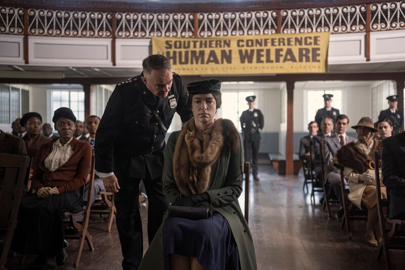 Vorne: Eleanor (Alice Bounsall, r.) – Bild: Radical Media LLC /​ A+E Networks LLC