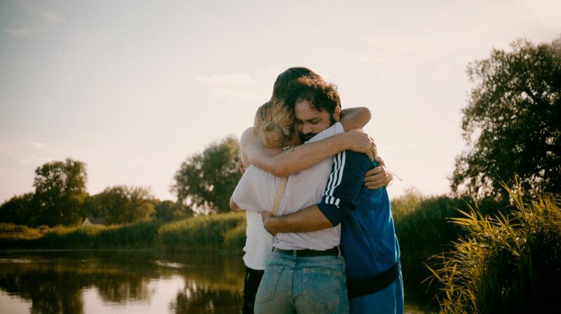 ARD/rbb GEISTER, am Sonntag (01.02.26) um 23:35 Uhr im ERSTEN. David begegnet dem Geist seines verstorbenen Freundes Andreas, der sich kürzlich das Leben genommen hat. Geplagt von Schuldgefühlen gegenüber seinem einst besten Freund, versucht er eine Antwort zu finden, warum Andreas als Geist zurückgekommen ist. – Die einst besten Freunde David (Ali Berber, rechts), Paula (Amal Keller) und Andreas (Manolo Bertling, hinten) in einem letzten innigen Moment, den das Trio gemeinsam erlebt. – Bild: rbb/MovieBratsPictures/Filmuniversität Babelsberg ARD/rbb GEISTER, am Sonntag (01.02.26) um 23:35 Uhr im ERSTEN. David begegnet dem Geist seines verstorbenen Freundes Andreas, der sich kürzlich das Leben genommen hat. Geplagt von Schuldgefühlen gegenüber seinem einst besten Freund, versucht er eine Antwort zu finden, warum Andreas als Geist zurückgekommen ist. – Die einst besten Freunde David (Ali Berber, rechts), Paula (Amal Keller) und Andreas (Manolo Bertling, hinten) in einem letzten innigen Moment, den das Trio gemeinsam erlebt. – Bild: rbb/MovieBratsPictures/Filmuniversität Babelsberg