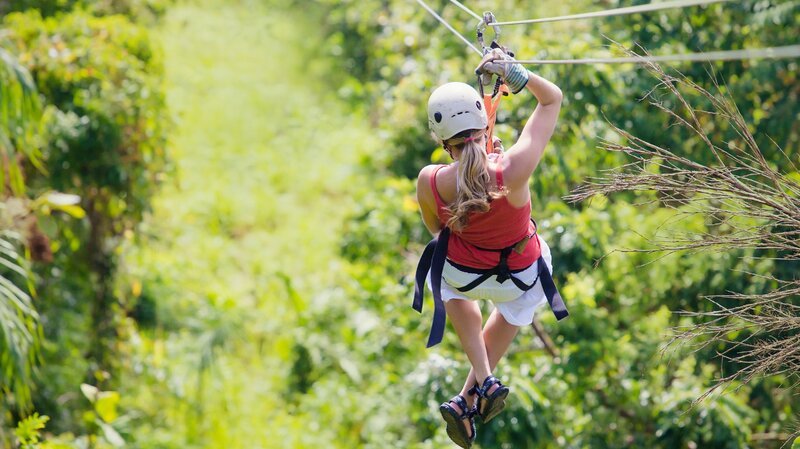 Woman going on a jungle zipline adventure. – Bild: Discovery