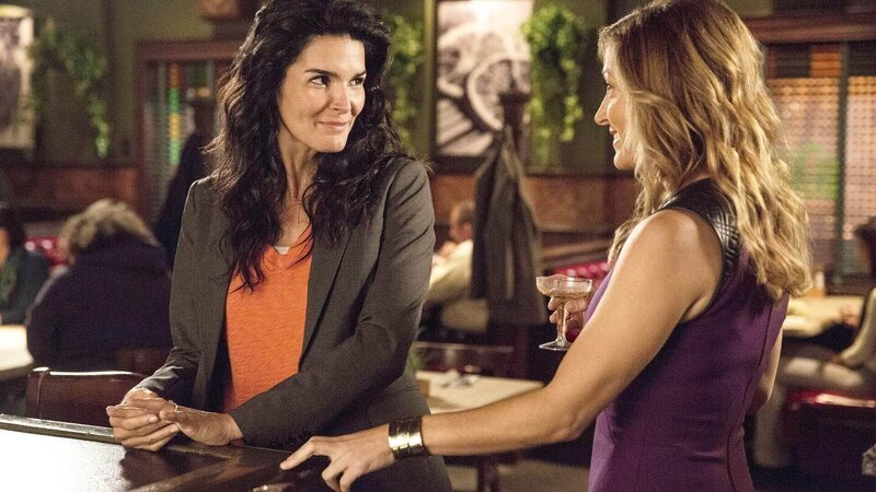 Jane (Angie Harmon, l.) wartet sehnsüchtig darauf, dass ihr Freund aus dem Afghanistan-Einsatz wiederkommt. Kann Maura (Sasha Alexander) sie ablenken? – Bild: TVNOW /​ Warner Bros.