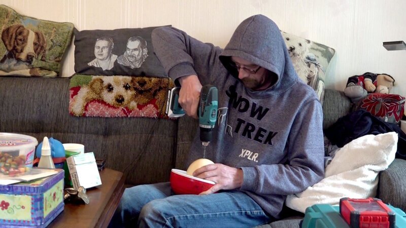 S13E01: In Ostfriesland sorgt Sandra für ein kulinarisches Highlight: ein Straußenei. Tino muss jedoch erfinderisch werden, um das gigantische Ei vorsichtig zu öffnen, ohne es zu beschädigen. – Bild: RTLZWEI