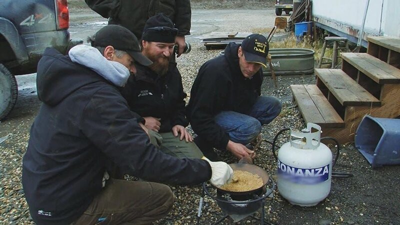 Steve Pomrenke and Jason Higa making dinner. – Bild: Discovery Channel