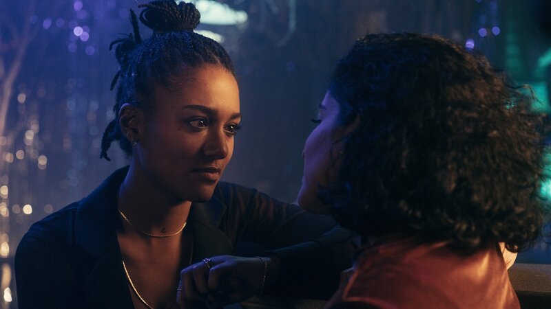 Zwischen Anouk (Larissa Sirah Herden, l.) und Hanna (Banafshe Hourmazdi, r.) knistert es, als sie sich nach dem Konzert näher kommen. – Bild: ZDF/​Marcus Glahn