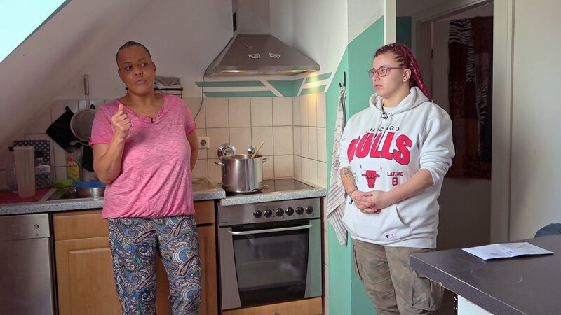 Jannie (li.) steht ihrer Tochter Leann zur Seite – Bild: RTLZWEI