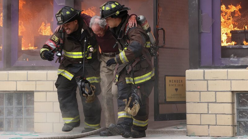 Evakuieren einen Verletzten: Joe Minoso als Joe Cruz (l.), Alberto Rosende als Gallo (r.) – Bild: SRF/​NBC Universal