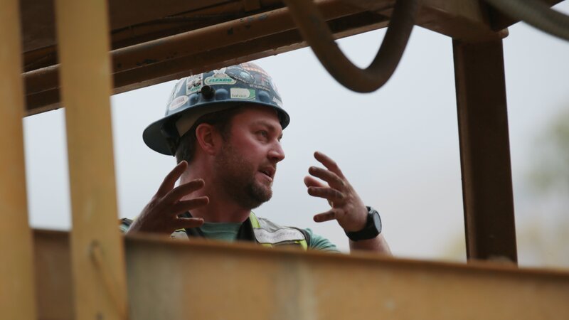 Medium shot of Jeff at the wash plant. – Bild: Raw TV /​ Photobank.