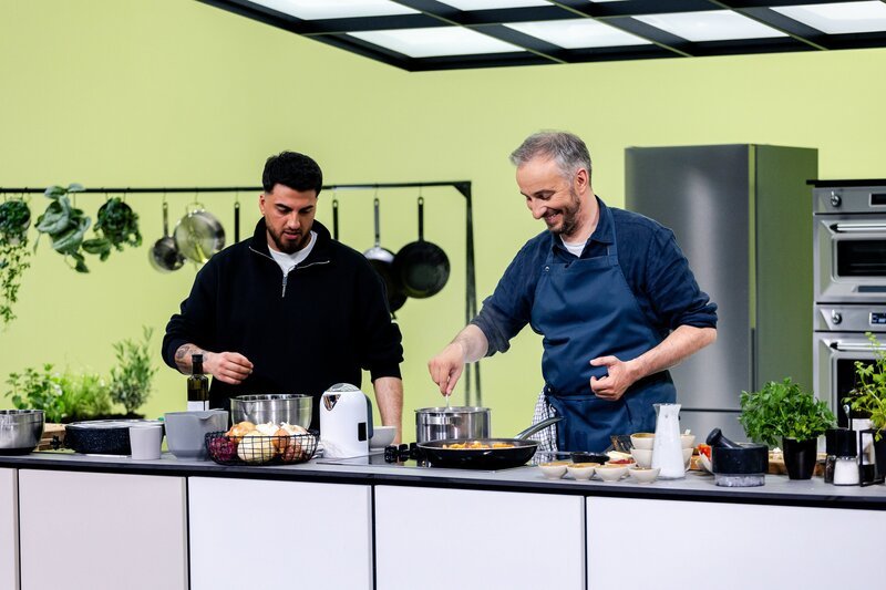Jan Böhmermann (r.) gemeinsam mit Tahsim Durgun (l.) in der Sendung „Böhmi brutzelt“. – Bild: ZDF und Lennart Speer.