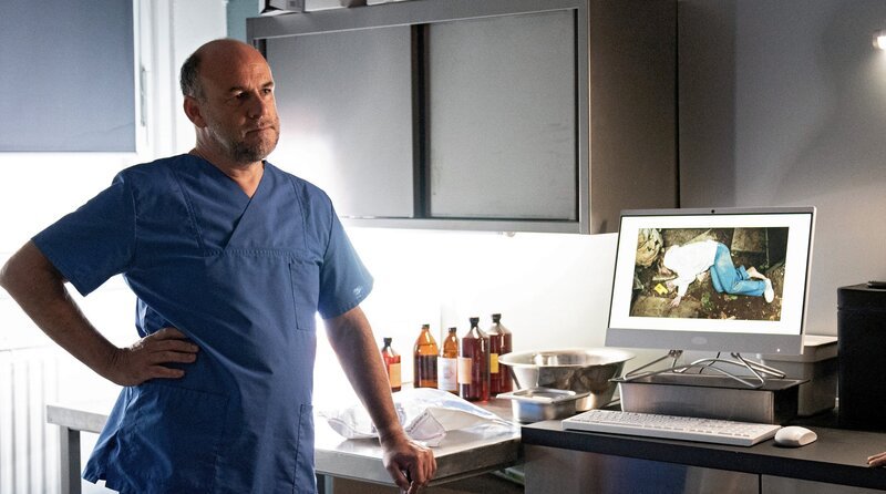 Strahl (Christoph Tomanek) hat Infos zu Tim Heine. – Bild: ARD/​Marion von der Mehden