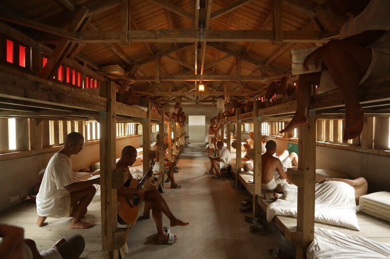 Robert Joe findet heraus, dass Green Island in Taiwan einst ein Gefängnis war, in dem während des „weißen Terrors“ schreckliche Dinge geschahen. – Bild: PLURIMEDIA (National Geographic Channels /​ Camille Faylona)