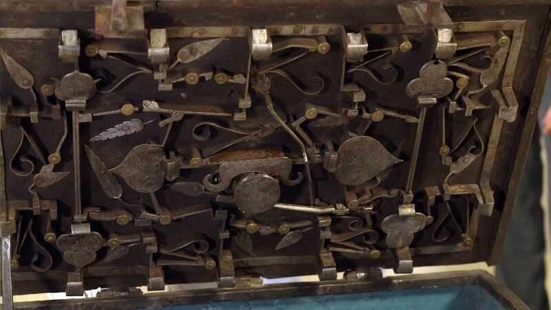 Mittelalterliche Truhe mit aufwendigem Verschluss. – Bild: ORF/​Clever Contents