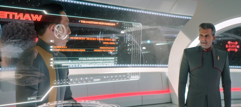 FHQ Ops Officer (Michael Chan) und Charles Vance (Oded Fehr, r.) – Bild: Michael Gibson /​ CBS /​ PARAMOUNT+ /​ ViacomCBS, Inc.