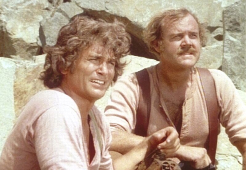 Charles (Michael Landon, l.) und sein neuer Freund Jacob (Richard O. Hurst, r.) arbeiten in einem Steinbruch. – Bild: Sat.1 Gold