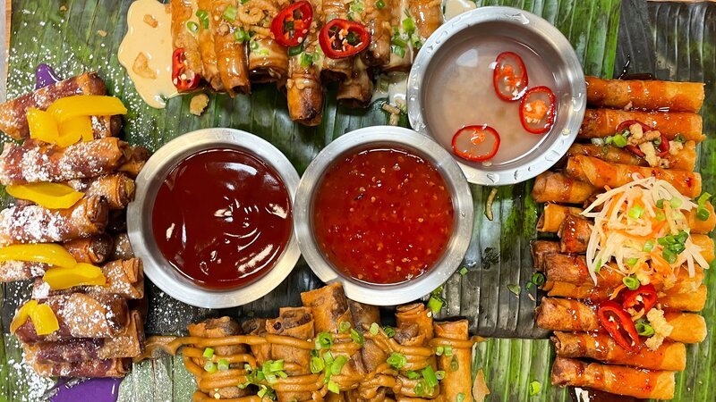 The Lumpia Challenge at the Lumpia Company in Oakland, CA as seen on Man v. Food, season 6. – Bild: Food Network /​ Discovery Images: TCWF606_TCWF_O /​ Discovery, Inc.
