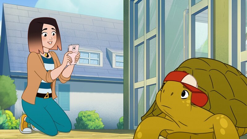 Alina (l.) präsentiert: Törtel (r.), den Internet-Star! Doch diese Aufmerksamkeit will die kleine Schildkröte eigentlich gar nicht. – Bild: ZDF/​ Caligari Film