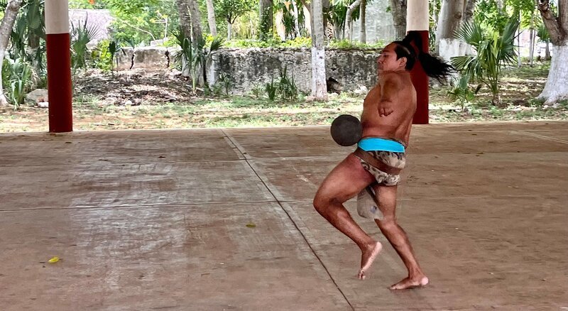 Menschen, die das Maya-Ballspiel spielen – Bild: THE HISTORY CHANNEL /​ PERNEL MEDIA