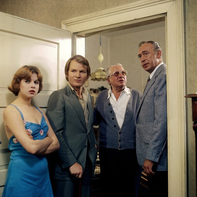 Derrick (Horst Tappert, re.) und Harry Klein (Fritz Wepper, 2.v.li.) machen während ihrer Ermittlungen einen Besuch bei der Familie Meinecke. Roswitha (Helga Anders, li.) ist nämlich die Freundin des Tatverdächtigen. (Josef Dahmen, 2.v.re.). – Bild: ZDF /​ Marhoffer