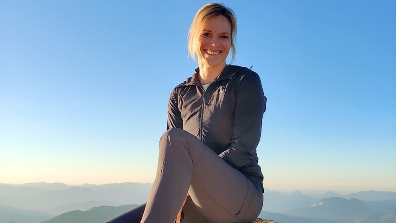  Sonnenuntergang am Schafsiedel, Marlies Raich. – Bild: ORF/​Toni Silberberger