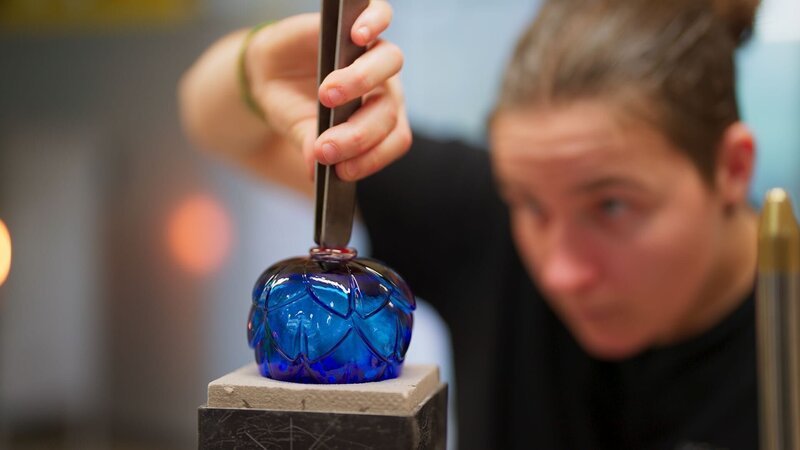 Wegen der Herstellung von Tannenbaumkugeln aus Glas herrscht in den Werkstätten von Meisenthal kurz vor Weihnachten Hochkonjunktur. – Bild: Arte