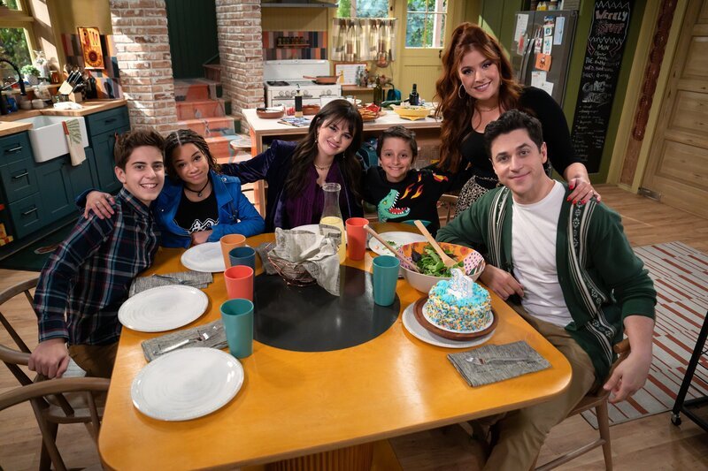 „Everything is Not What It Seems“ – Roman Russo (Alkaio Thiele), Billie (Janice LeAnn Brown), Alex Russo (Selena Gomez), Milo Russo (Max Matenko), Giada Russo (Mimi Gianopulos), Justin Russo (David Henrie) – Bild: TABLOIDS OUT; NO BOOK PUBLISHING WITHOUT PRIOR APPROVAL. NO ARCHIVE. NO RESALE./​Eric McCandless