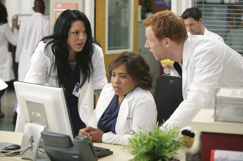 Ein weiter stressiger Tag wartet auf Bailey (Chandra Wilson, M.), Callie (Sara Ramirez, l.) und Owen (Kevin McKidd, r.) … – Bild: American Broadcasting Companies, Inc.
