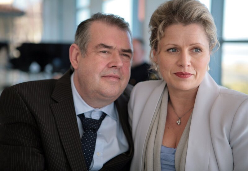 Wallanders Ex-Kollege Sven Adelgren (Michael Segerström) und seine Frau Mette (Ulrika Nilsson) wollen nach Spanien auswandern. – Bild: SWR