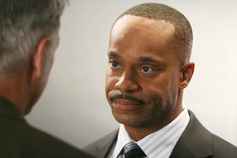 Da Direktor Shepard vom Dienst suspendiert wurde, übernimmt der stellvertretende Direktor des NCIS, Leon Vance (Rocky Carroll), solange ihre Aufgaben … – Bild: 4+