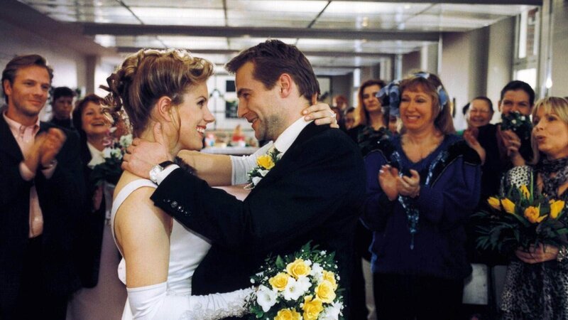 Lollo (Isabella Schmid, Mi.) und Daniel (Rainer Frank, Mi.) strahlen sich nach dem Ja-Wort an. Dr. Beck (Dirk Mierau, li.), Ilse (Christiane Reiff, 2.v.re.) und Jeanette (Christine Schuberth, re.) applaudieren. – Bild: RTL