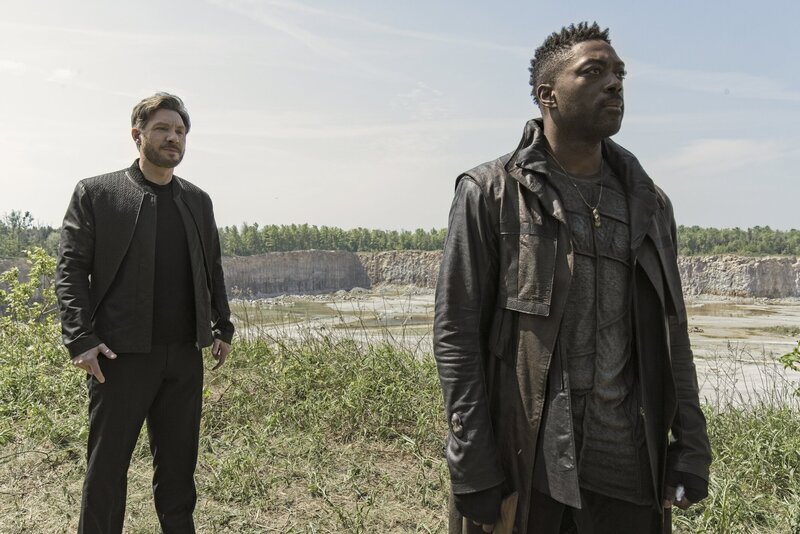 Ruon Tarka (Shawn Doyle, l.) und Cleveland Booker (David Ajala, r.) – Bild: Paramount Pictures Germany GmbH