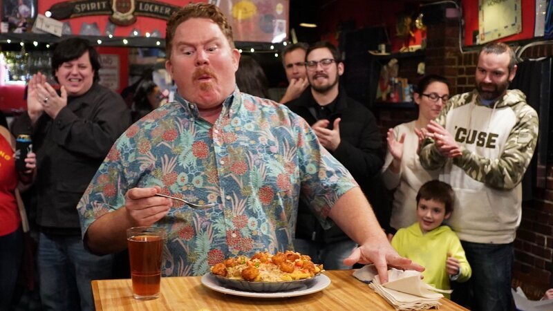 Host Casey Webb taking on the Hypernova Scotia Challenge at The Lobster Shanty in Salem, MA as seen on Man v. Food, season 6. – Bild: Food Network /​ Discover Images: TCWF604_TCWF_Sa /​ Discovery, Inc. All Rights Reserved